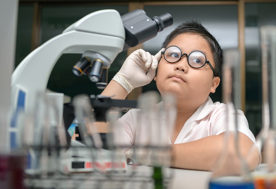 Child-learning-science-with-science-tutor