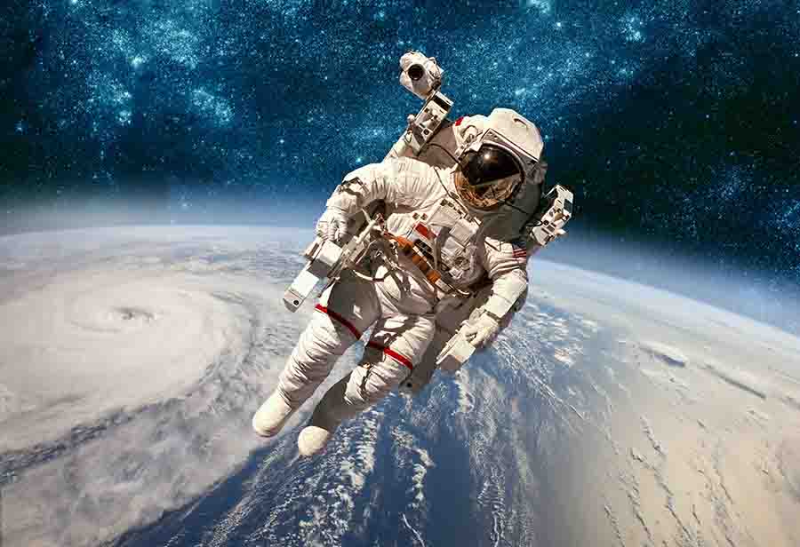 astrounaut in space studying physics of space