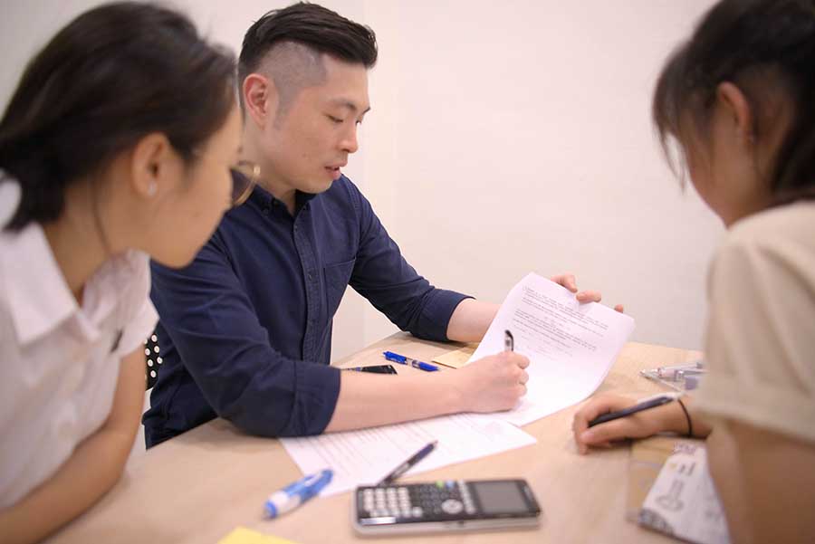tutor teaching concepts in a jc physics tuition class